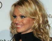 Мать Памелы советует ей стать лесбиянкой