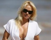 Памела Андерсен развлекается на пляже (ФОТОРЕПОРТАЖ)