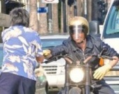 Брэд Питт жмет руки пешеходам