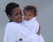 Халли Берри с дочкой на отдыхе