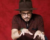 Деппу нравится искусственная кровь