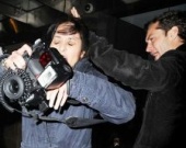 Джуд Лоу напал на женщину-папарацци