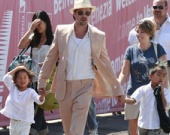 Джоли доконали шестеро детей, но Питт хочет еще