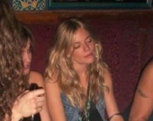 Как отдыхает Сиенна Миллер Как отдыхает Сиенна Миллер