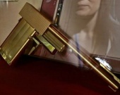 Похищен золотой пистолет из фильма о Бонде