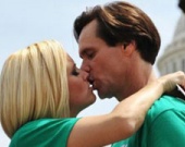 Джим Керри не стесняется целоваться