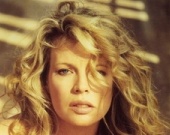 Ким Бэсинджер станет мамой Зака Эфрона