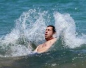 Адам Сэндлер на пляже