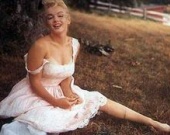 Зонтик Монро продан за  42 тыс. долл.