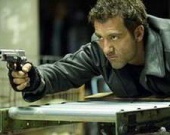 Постеры "Пристрели их" - это пропаганда оружия?