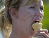 Папарацци "разгримировали" звезд