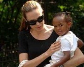 Приемная дочь Джоли - результат изнасилования