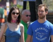 Энн Хэтэуэй может спать спокойно