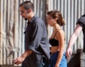 Джессика Альба разгуливает в одном лифчике