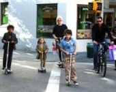 Семья Хью Джекмена на велосипедах