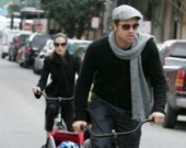 Джоли с мужем на велосипедах (ФОТОРЕПОРТАЖ)