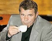 Булдаков опохмеляется самогоном