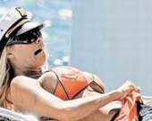 Памела Андерсон не видит трусики из-за груди