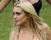 Линдси Лохан с пятнистым загаром