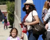 Сальма Хайек отвела дочь в подготовительный класс