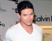 Звезда "Сумерек" стал брюнетом