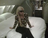 Пэрис Хилтон летает только первым классом