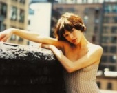 Старая эротика от Миллы Йовович в ажурном платье