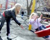 Хилари Дафф тренируется быть мамой