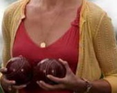 Камерон Диас балуется с шариками (ФОТОРЕПОРТАЖ)