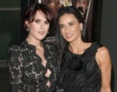 Деми и Румер на красной дорожке