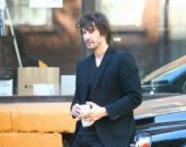 Киану Ривз снова в одиночестве