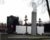 На могиле Полищук установили памятник из хрусталя
