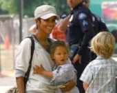 Халли Берри с дочкой в парке