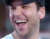 Дэйна Кука выселили из-за какашек