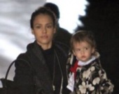 Джессика Альба с дочкой покупают елку