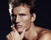 Дольф Лундгрен уединился сразу с 2 девушками