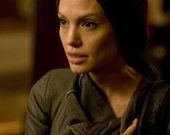 Джоли приревновала Питта к няне Джоли приревновала Питта к няне