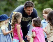 Рассел Кроу играет с детьми