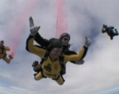 Винс Вон прыгнул с парашютом вместе с мамой