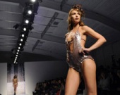 Девушка Клуни стала моделью