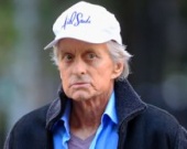 Майкл Дуглас не может принимать пищу