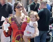 Сальма Хайек с дочерью в зоопарке