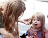 Айла Фишер с дочерью на птичьем рынке