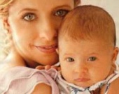 Сара Мишель Геллар познакомила мир с новорожденной дочкой