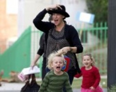 Лив Тайлер веселится с сыном