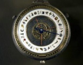 Ювелиры сделали золотой компас