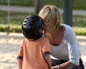 Шэрон гуляет с сыном