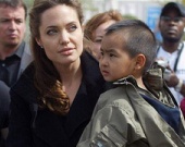 Джоли продаст фото новорожденных