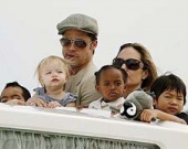 Брэд Питт и Анжелина Джоли отучают детей от телевизора