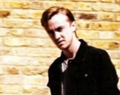 Том Фелтон позирует в роли музыканта